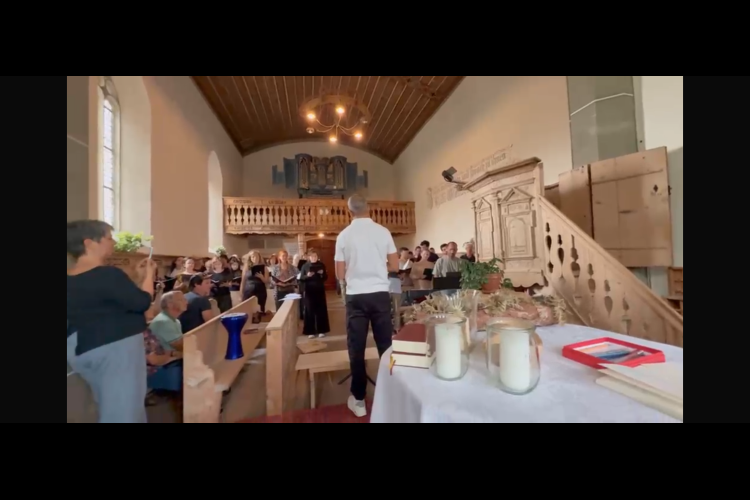 Hani Kreitem directs the Choir of the "Winds of change" initiative © Hani Kreitem